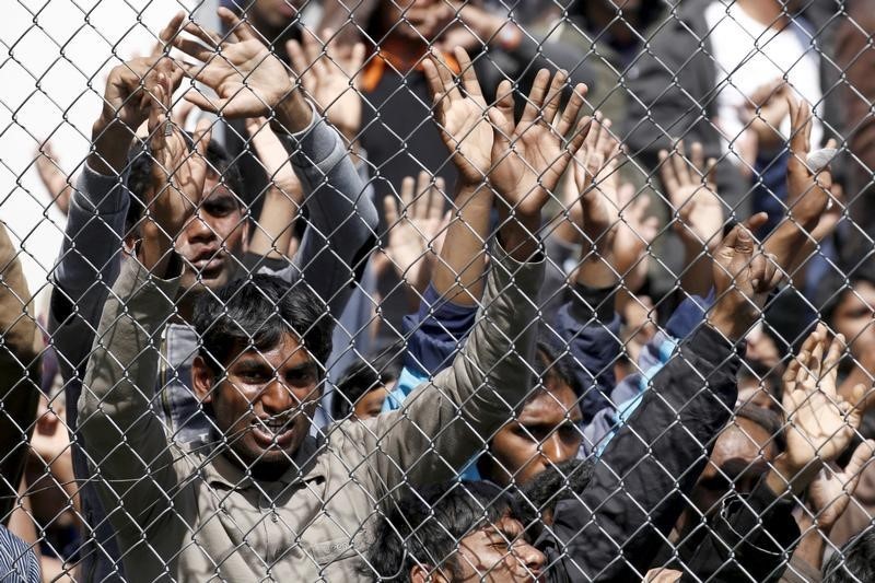 © Reuters. Migrants who will be returned to Turkey demonstrate inside the Moria registration centre on the Greek island of Lesbos