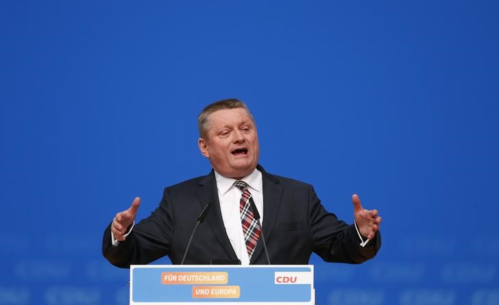 © Reuters. German Health Minister Groehe makes a speech during the second day of the Christian Democratic Union (CDU) party congress in Karlsruhe