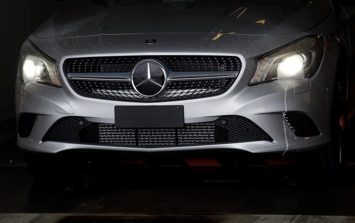 © Reuters. Daimler's Mercedes cars seen on the assembly line  at factory in Kecskemet