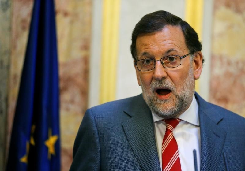 © Reuters. Spain's acting PM Rajoy talks to reporters after a meeting with Spain's Socialist Party (PSOE) leader Sanchez at Spanish parliament in Madrid