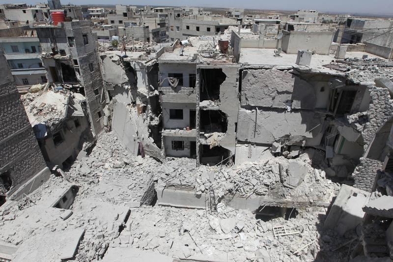 © Reuters. المرصد: مقتل 24 في ضربات جوية على بلدات خاضعة للمعارضة في سوريا