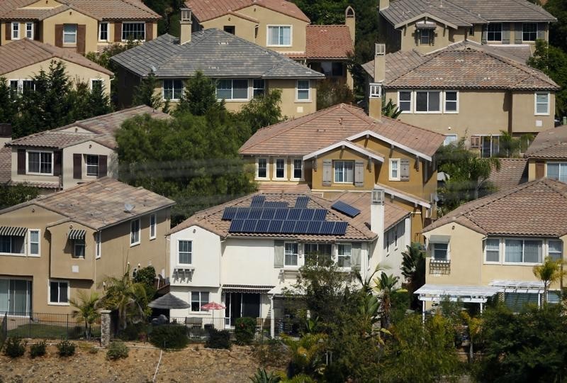 © Reuters. A home with solar panels on its roof is shown in a residential neighborhood in San Marcos