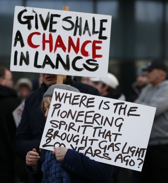 © Reuters. Pro-fracking demonstrators protest on the opening day of the public inquiry into Lancashire County Council's decision to refuse permission for fracking at two sites