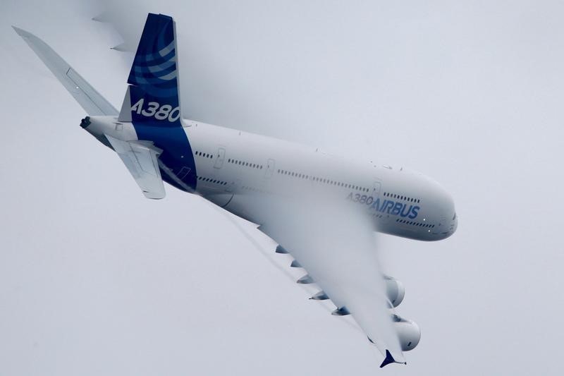 © Reuters. An Airbus A380, the world's largest jetliner, generates vortex during a flying display at the 51st Paris Air Show at Le Bourget airport near Paris