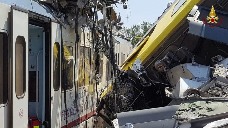 © Reuters. ارتفاع عدد قتلى حادث قطاري إيطاليا إلى 27 والسبب لا يزال مجهولا