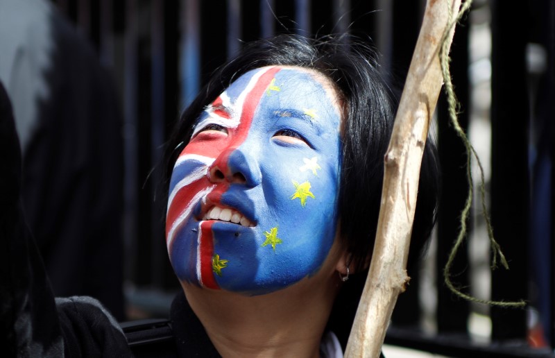 © Reuters. A woman looks upwards during a demonstration against Britain's decision to leave the European Union, in central London