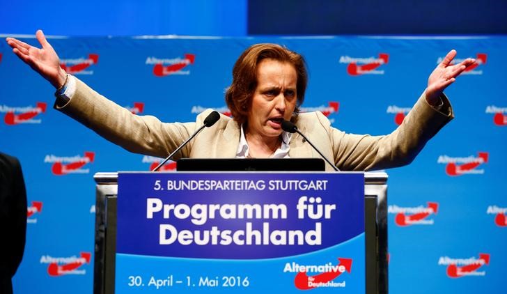 © Reuters. Beatrix von Storch gestures as she speaks at the party congress of the anti-immigration party Alternative for Germany (AfD) on the second day in Stuttgart