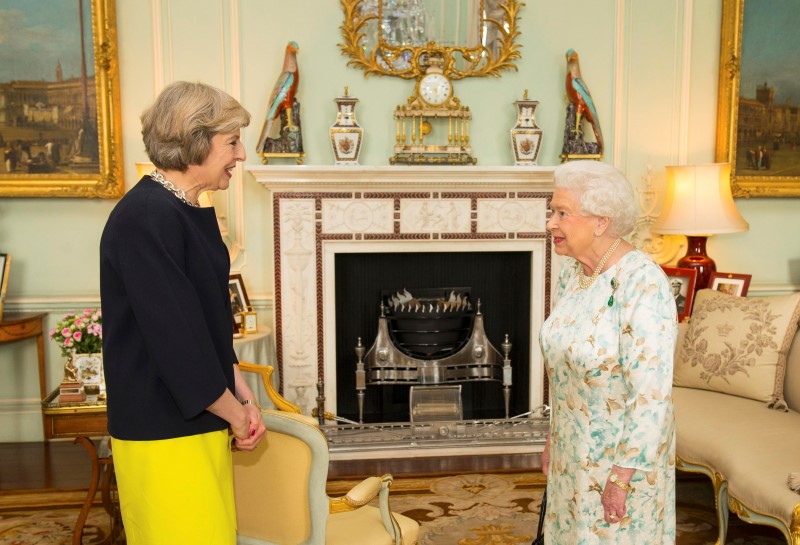 © Reuters. LA REINE À NOMMÉ THERESA MAY AU POSTE DE PREMIER MINISTRE