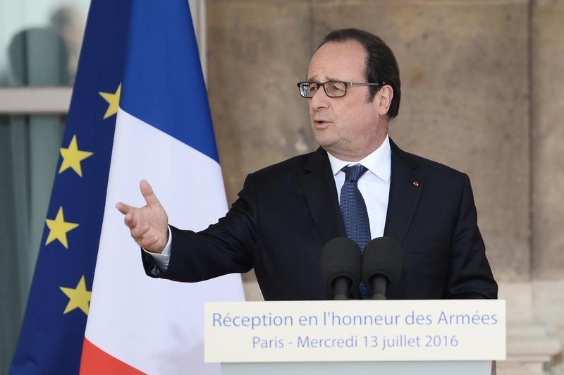 © Reuters. French President Francois Hollande delivers a speech during the annual reception in honour of the French Armed Forces, at the Defence Ministry in Paris