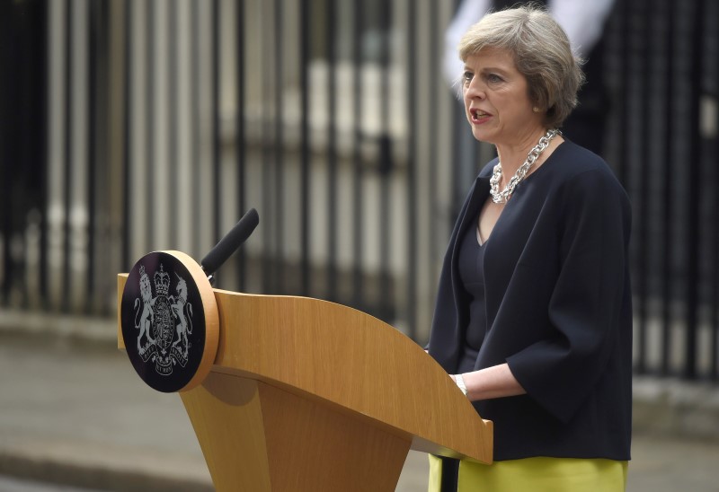 © Reuters. Nova primeira-ministra brtânica, Theresa May, dá entrevista em frente a residência oficial em Londres