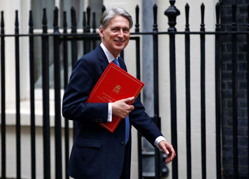 © Reuters. Britain's Foreign Secretary, Philip Hammond, arrives to attend a cabinet meeting at Number 10 Downing Street in London