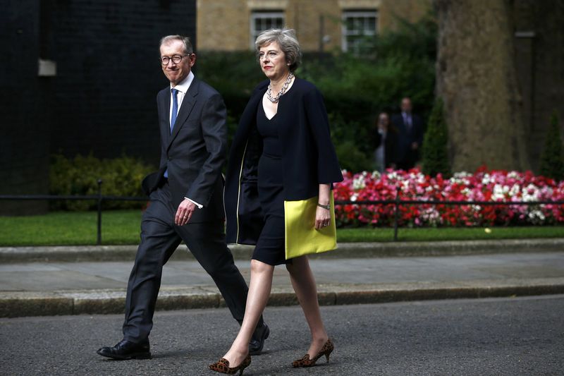 © Reuters. Britain's Prime Minister, Theresa May, and husband Philip walk up Downing Street, in central London