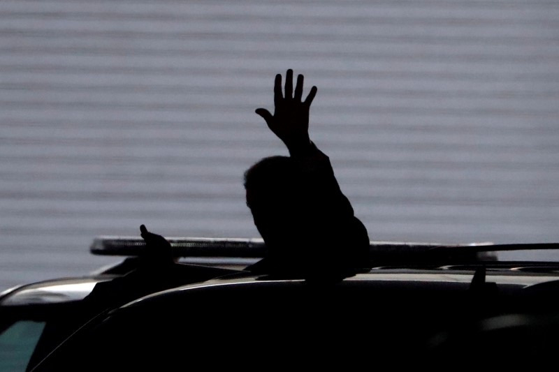 © Reuters. U.S. Republican presidential candidate Donald Trump waves to the media as he leaves the Conrad Hotel in Indianapolis, Indiana