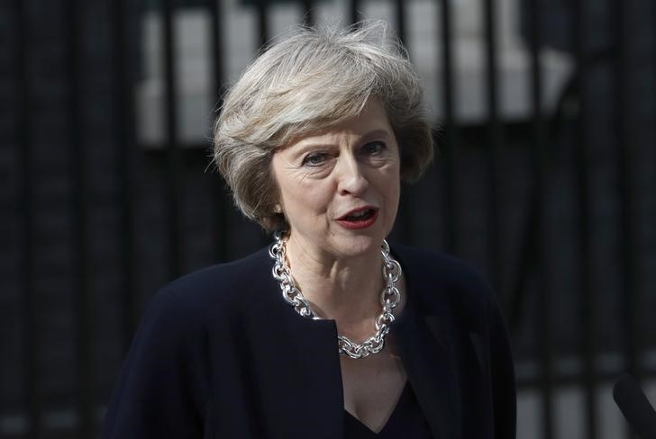 © Reuters. Primeira-ministra britânica, Theresa May, fala com a imprensa em frente à residência oficial, em Downing Street, em Londres