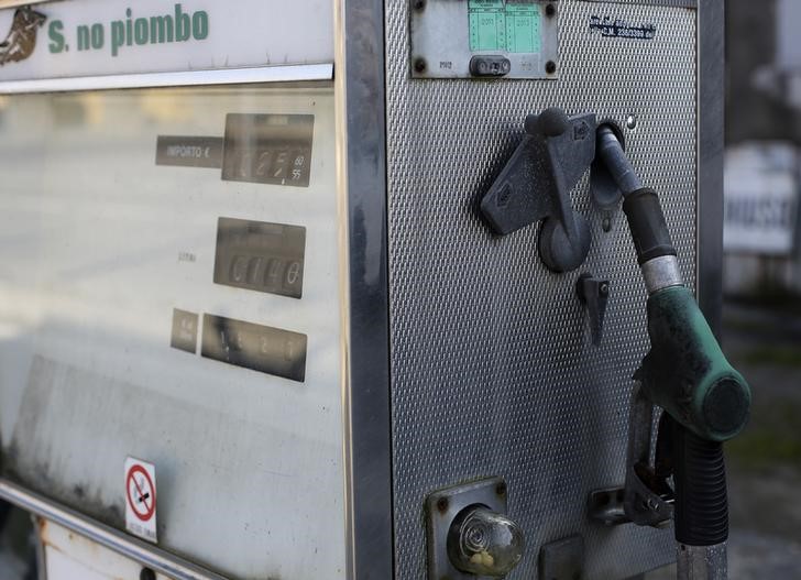 © Reuters. An old fuel pump is seen in a closed up petrol station in Gropello Cairoli near Pavia