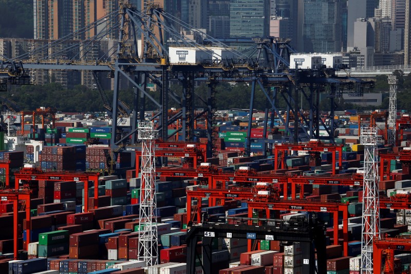 © Reuters. Containers are seen inside a container terminal at Kwai Chung district in Hong Kong