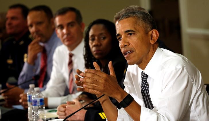 © Reuters. أوباما: ينبغي تحسين التحقيقات في استخدام الشرطة للقوة