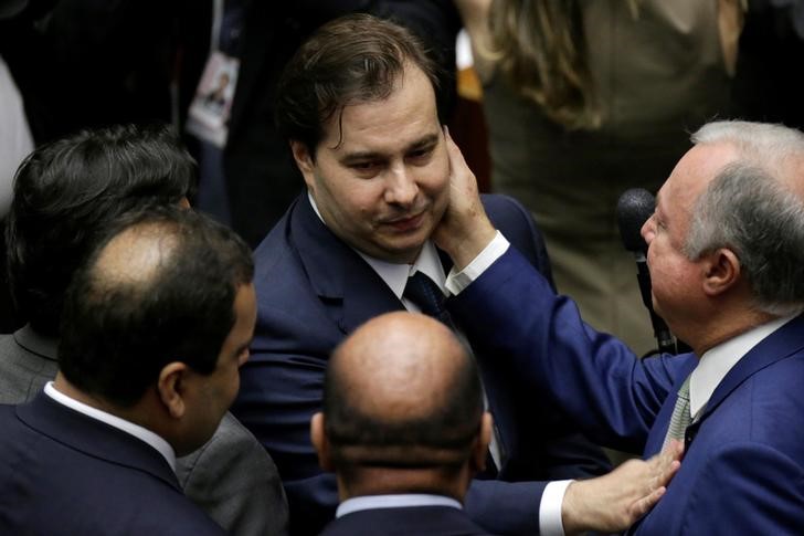 © Reuters. Presidente da Câmara dos Deputados, Rodrigo Maia, é cumprimentado por deputados durante sessão da Casa em Brasília