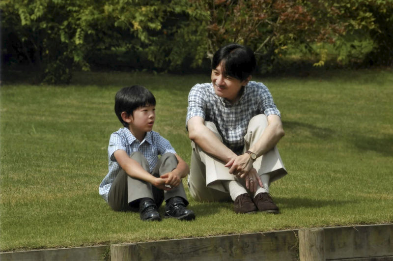 © Reuters. Japan's Prince Hisahito and his father Prince Akishino talk as they sit on the grounds of the Akasaka Detached Palace in Tokyo