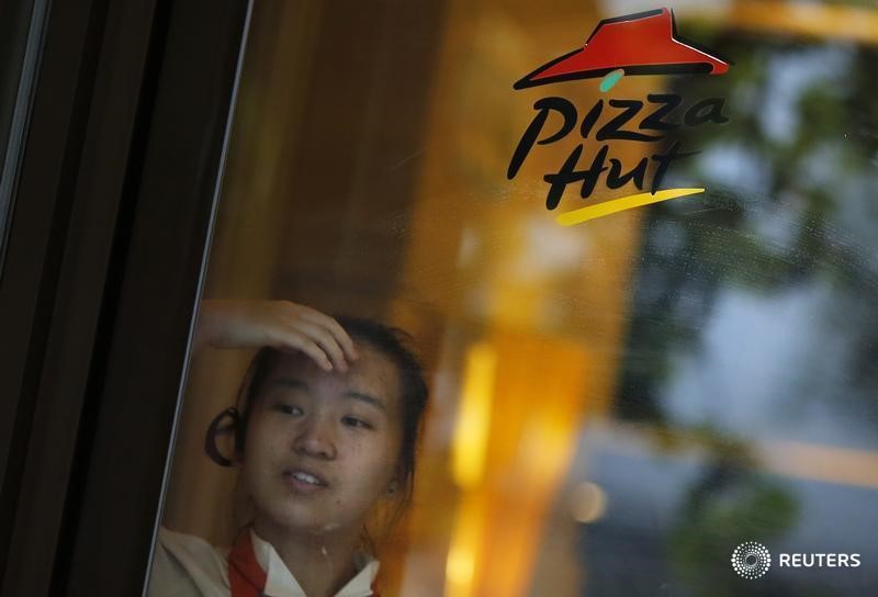 © Reuters. Сотрудница Pizza Hut в ресторане в центре Шанхая
