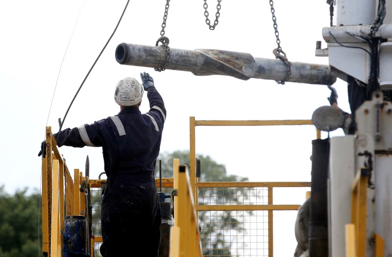 © Reuters. A worker is seen on the Cuadrilla drilling site in Balcombe, southern England