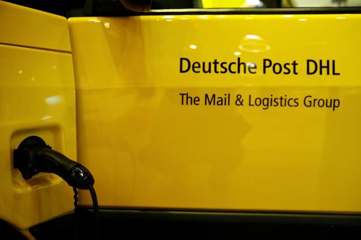 © Reuters. The logo of German postal and logistics group Deutsche Post DHL is pictured on the door of an electric car