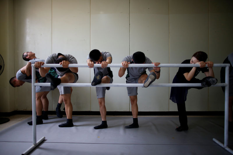 © Reuters. The Wider Image: Ballet classes for soldiers in South Korea