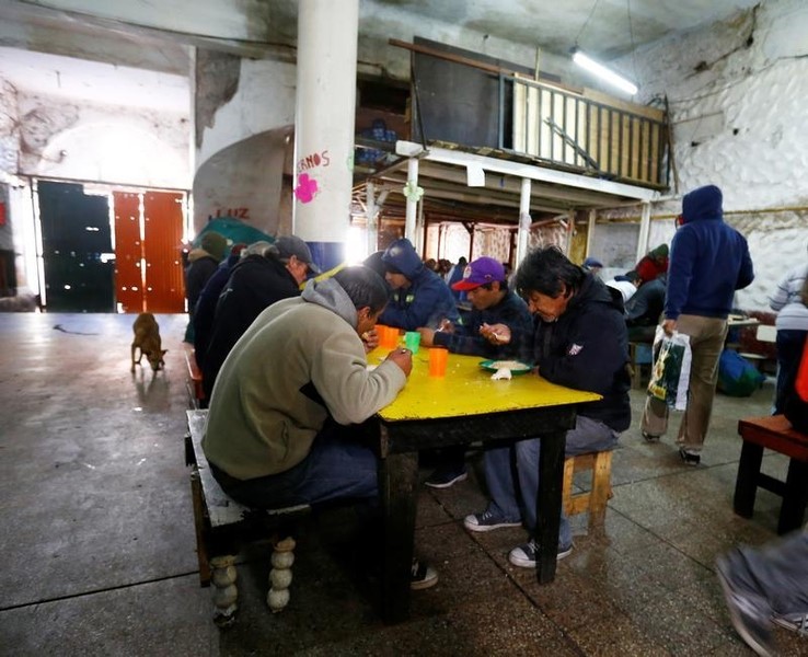 © Reuters. Senzatetto a pranzo in una mensa