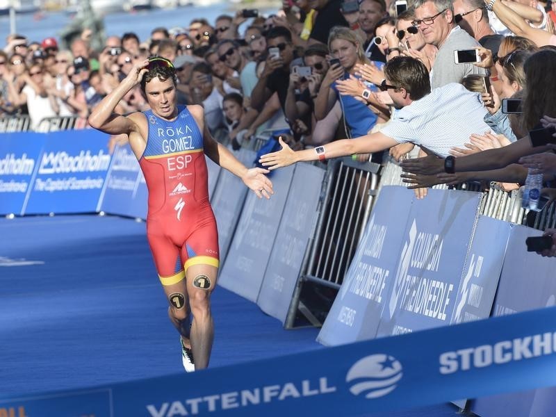 © Reuters. El triatleta Gómez Noya no competirá en Río por lesión