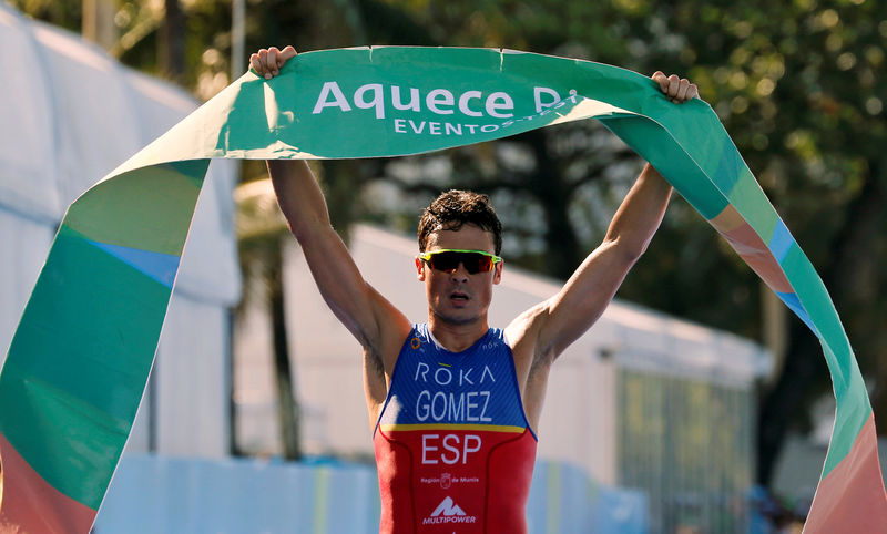 © Reuters. Noya of Spain celebrates after winning the men's triathlon at the ITU World Olympic Qualification event on Copacabana beach in Rio de Janeiro