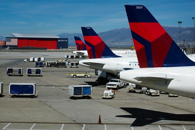 © Reuters. Delta planes line up at their gates while on the tarmac of Salt Lake City International Airport in Utah
