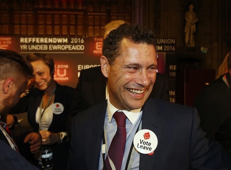 © Reuters. Steven Woolfe of the United Kingdom Independence Party smiles as votes are counted for the EU referendum, in Manchester