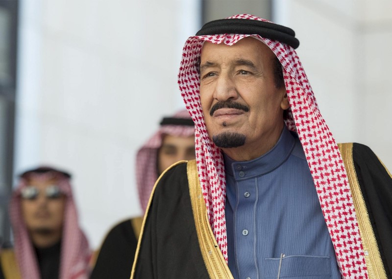 © Reuters. Saudi Arabia's King Salman attends a session of Saudi Shura Council in Riyadh