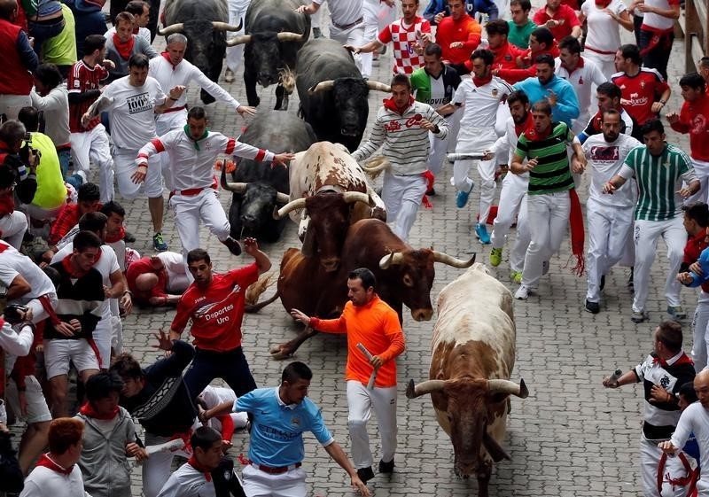 © Reuters. مهرجان سان فيرمين الإسباني للركض مع الثيران يختتم بنقل ثمانية مصابين للمستشفى