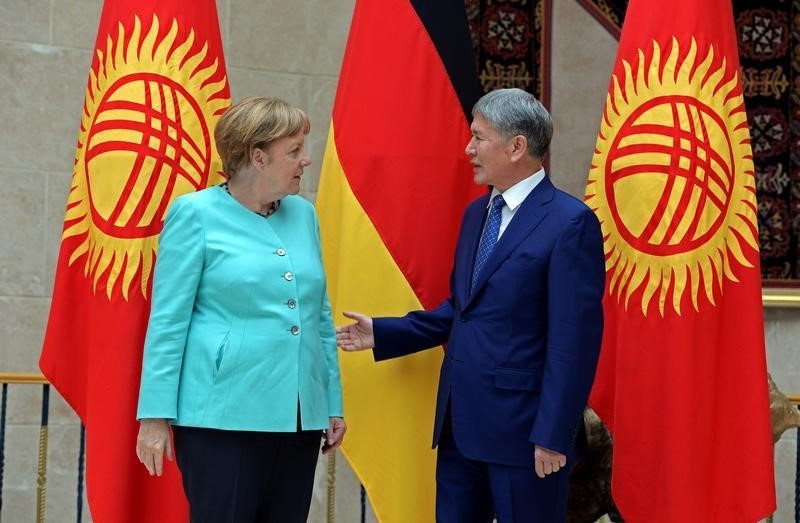 © Reuters. German Chancellor Merkel and Kyrgyz President Atambayev talk during their meeting in Bishkek, Kyrgyzstan