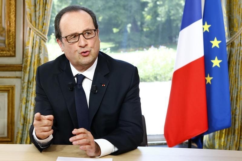 © Reuters. أولوند: فرنسا لن تمدد فترة الطوارئ إلى ما بعد 26 يوليو