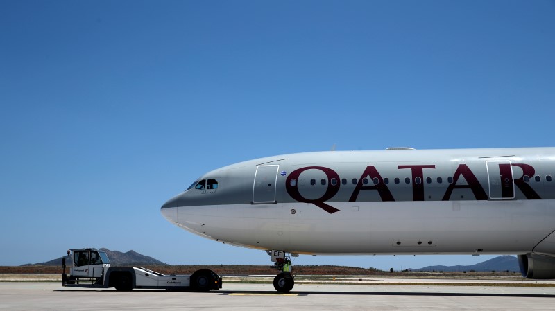 © Reuters. A Qatar Airways aircraft is seen at a runway of the Eleftherios Venizelos International Airport in Athens