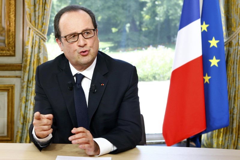 © Reuters. HOLLANDE RAPPELLE LA RÈGLE À MACRON