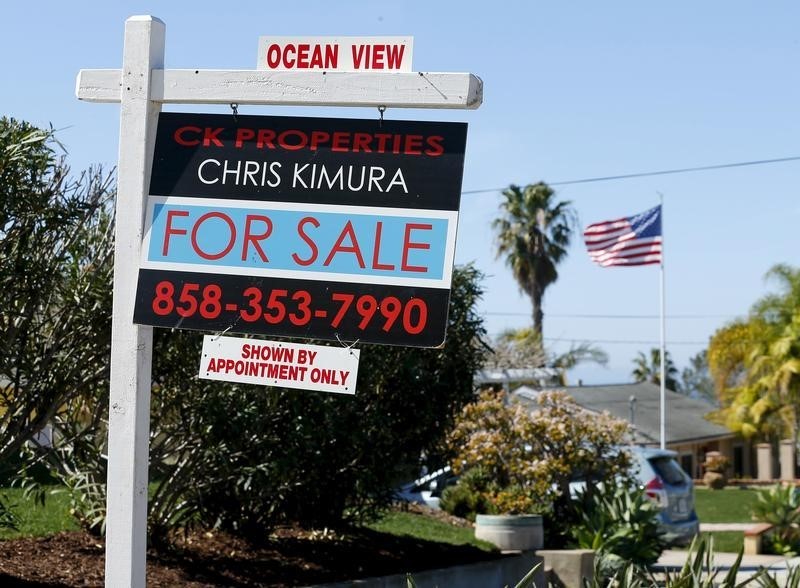 © Reuters. A "For Sale" sign is seen outside a home in Cardiff, California
