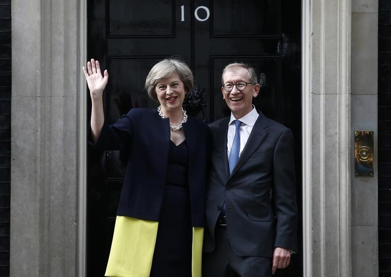 © Reuters. Britain's Prime Minister, Theresa May, and husband Philip pose for the media outside number 10 Downing Street, in central London