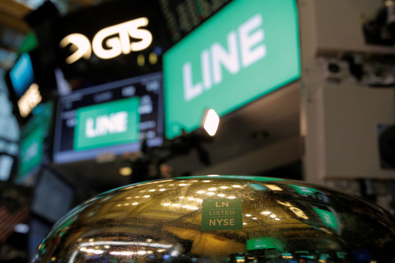 © Reuters. A logo for Japanese messaging app operator Line Corp. is placed on a ceremonial bell for the company's IPO on the floor of the NYSE