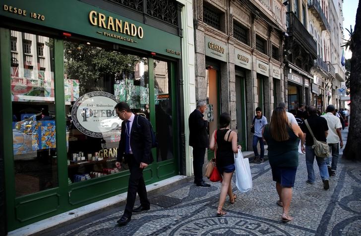 © Reuters. Pessoas caminham na frente de farmaácia Granado no centro do Rio de Janeiro.