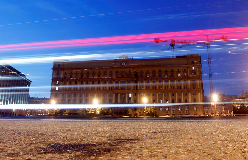 © Reuters. Cars drive near headquarters of the Federal Security Service in Moscow