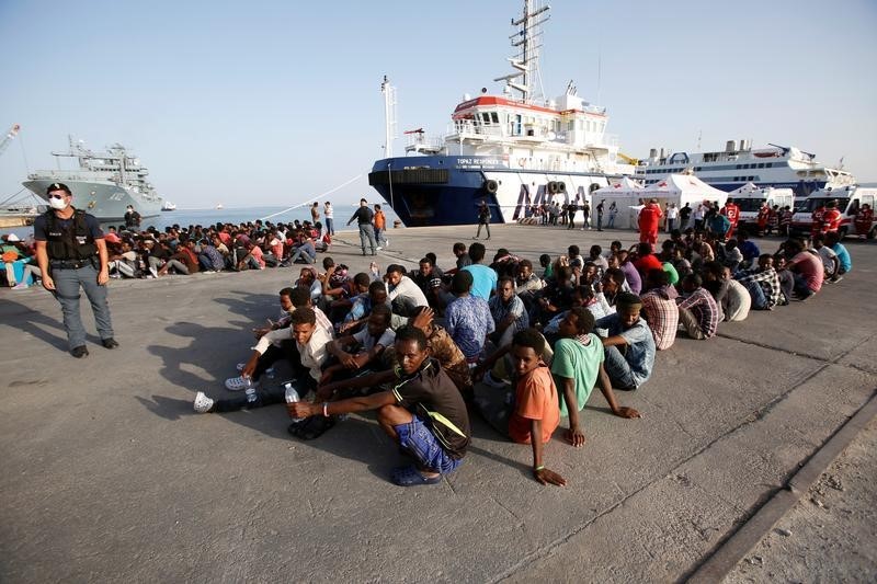 © Reuters. إيطاليا: نحو 675 مهاجرا توفوا في تحطم سفينة في أبريل 2015