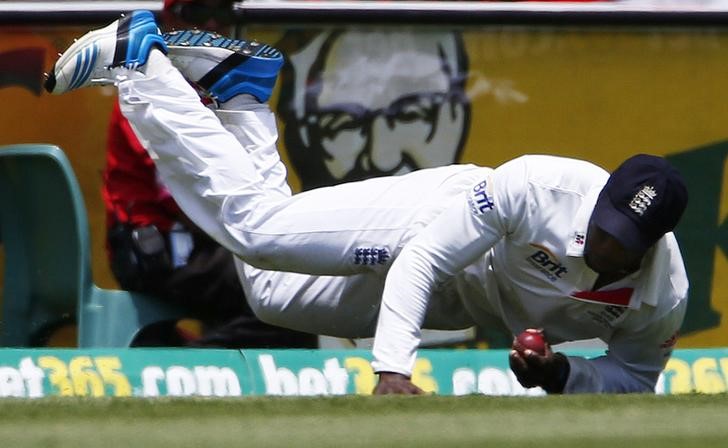 © Reuters. England's Carberry takes a catch to dismiss Australia's Harris during the third day of the fifth Ashes cricket test at the Sydney cricket ground