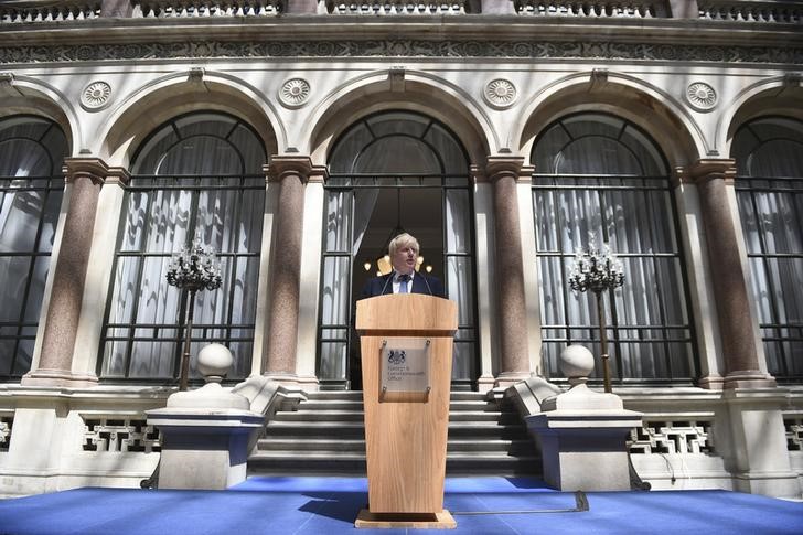 © Reuters. Britain's Foreign Secretary Boris Johnson addresses staff inside the Foreign Office in London