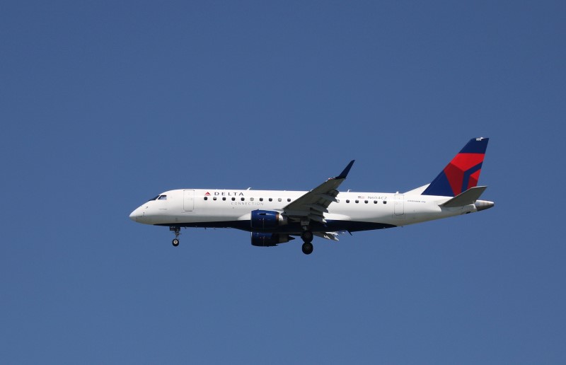 © Reuters. A Delta Airlines Embraer 175, with Tail Number N604CZ, lands at San Francisco International Airport, San Francisco