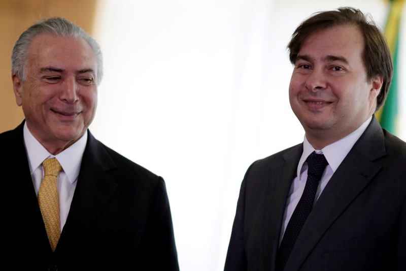© Reuters. Brazil's interim President Temer smiles with the new House Speaker Deputy Maia during a meeting at the Planalto Palace in Brasilia