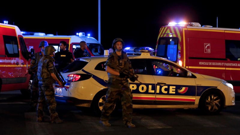 © Reuters. UNE SOIXANTAINE DE MORTS À NICE