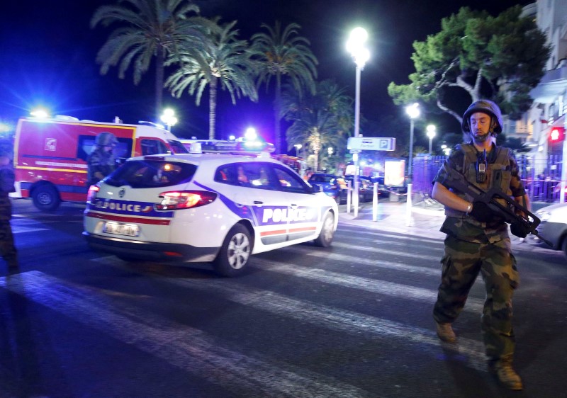 © Reuters. UN CAMION FONCE SUR LA FOULE À NICE